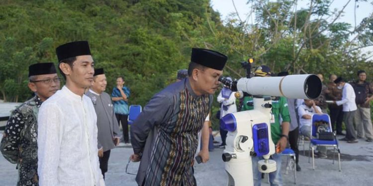Pemantuan hilal 1 Syawal 1444 Hijiryah oleh Tim Rukyatulhilal Kanwil Kemenag Provinsi Gorontalo di gedung Polairud Polda Gorontalo, Kamis (20/4/2023). (Kemenag Provinsi Gorontalo)