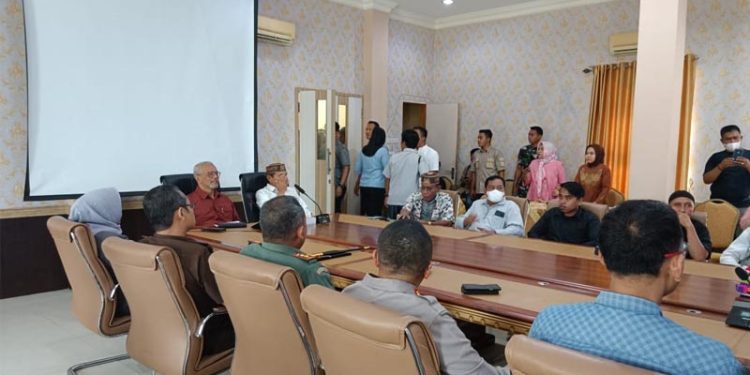 Pani Gold Project (PGP) dan Pemerintah Kabupaten (Pemkab) Pohuwato, gelar rapat bersama terkait membahas persoalan alih profesi penambang. (foto.istimewa)