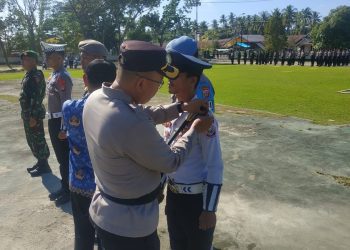 Kapolres Pohuwato, AKBP Joko Sulistiono, dan Bupati Pohuwato, Saipul Mbuinga, Melakukan Pengecekan Atribut Personil Pengamanan Mudik 1444 H, Senin 17/04/2023 (Yusuf/Gopos)