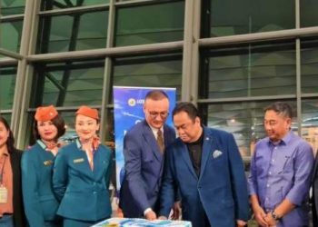 Wakil Ketua DPR RI Rachmat Gobel bersama Dubes Uzbekistan Muzaffar Abduazimov melepas penerbangan rute Jakarta-Tashkent, Rabu malam (26/4/2023). (F. Istimewa)