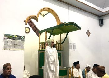 Wabup Merlan S. Uloli saat melakukan Safari Ramadan di Masjid Al-Ikhwan, Desa Lombongo, Kecamatan Suwawa Tengah Sabtu (1/4/2023). (Foto Fauzi/Magang Diskominfo)