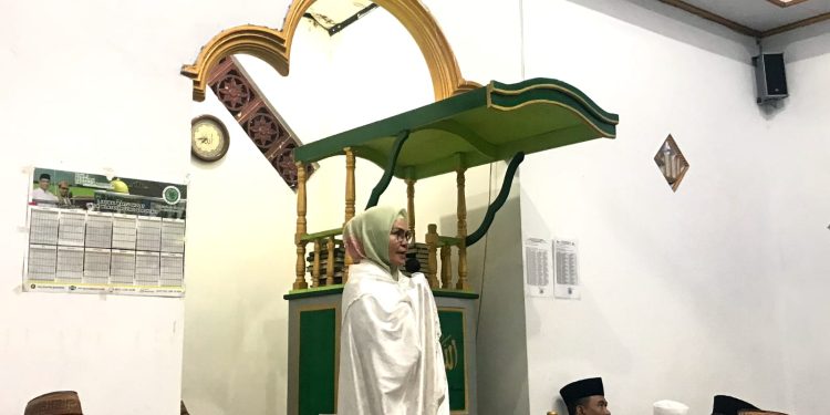 Wabup Merlan S. Uloli saat melakukan Safari Ramadan di Masjid Al-Ikhwan, Desa Lombongo, Kecamatan Suwawa Tengah Sabtu (1/4/2023). (Foto Fauzi/Magang Diskominfo)