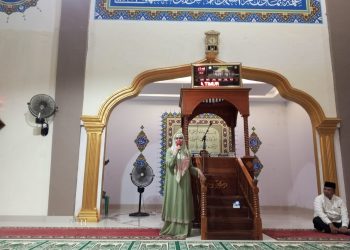 Wabup Merlan S. Uloli saat melakukan Safari Ramadan di Masjid Nurul Arkham, Desa Dumbayabulan,Kecamatan Suwawa Timur, Sabtu (1/4/2023). (Foto Fauzi/Magang Diskominfo)