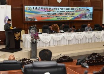 Penjabat Sekretaris Daerah Syukri Botutihe mewakili Gubernur Gorontalo memberikan sambutan pada rapat paripurna DPRD ke-108 dalam rangka penyerahan rekomendasi DPRD terhadap LKPJ Gubernur tahun 2022, Senin (3/4/2023). Dalam kesempatan itu Syukri menyampaikan apresiasi atas 11 rekomendasi yang DPRD terkait LKPJ Gubernur. (Foto: Nova – Kominfotik)