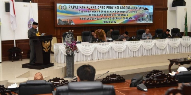 Penjabat Sekretaris Daerah Syukri Botutihe mewakili Gubernur Gorontalo memberikan sambutan pada rapat paripurna DPRD ke-108 dalam rangka penyerahan rekomendasi DPRD terhadap LKPJ Gubernur tahun 2022, Senin (3/4/2023). Dalam kesempatan itu Syukri menyampaikan apresiasi atas 11 rekomendasi yang DPRD terkait LKPJ Gubernur. (Foto: Nova – Kominfotik)