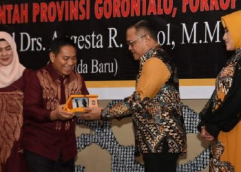 Penjabat Sekda Syukri Botutihe memberikan cenderamata kepada Irjen Pol Helmy Santika pada pisah sambut Kapolda Gorontalo bertempat di Hotel Aston, Senin (3/4/2023) malam. Kapolda Gorontalo resmi dijabat Irjen Pol Angesta Romano Yoyol yang sebelumnya menjabat Widyaiswara Kepolisian Utama Tingkat I Sespim Lemdiklat Polri. Sementara Irjen Pol Helmy Santika dipindahtugaskan sebagai Kapolda Lampung.