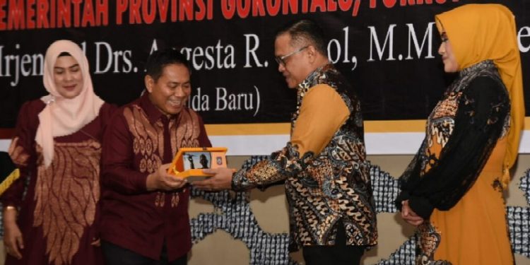 Penjabat Sekda Syukri Botutihe memberikan cenderamata kepada Irjen Pol Helmy Santika pada pisah sambut Kapolda Gorontalo bertempat di Hotel Aston, Senin (3/4/2023) malam. Kapolda Gorontalo resmi dijabat Irjen Pol Angesta Romano Yoyol yang sebelumnya menjabat Widyaiswara Kepolisian Utama Tingkat I Sespim Lemdiklat Polri. Sementara Irjen Pol Helmy Santika dipindahtugaskan sebagai Kapolda Lampung.