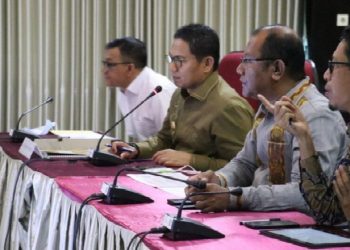Penjabat Gubernur Hamka Hendra Noer didampingi Kepala Badan Keuangan Provinsi Gorontalo Syukril Gobel, Kepala Bapppeda Sofyan Ibrahim dan staf khusus gubernur, saat memaparkan Laporan Pertanggungjawaban triwulan IV, atas Penilaian Kinerja Penjabat Kepala Daerah kepada Menteri Dalam Negeri, yang diterima oleh Irjen Kementerian Dalam Negeri (Kemendagri) Tomsi Tohir Balaw, di ruang Inspektorat Kemendagri, Jakarta Pusat, Senin (4/4/2023). (Foto – Zakir BPG)