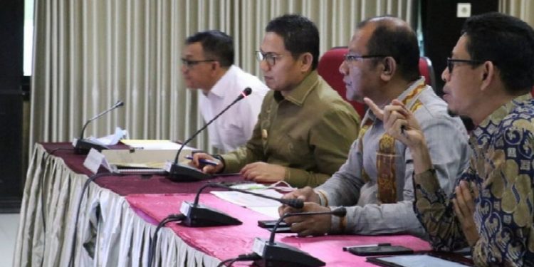 Penjabat Gubernur Hamka Hendra Noer didampingi Kepala Badan Keuangan Provinsi Gorontalo Syukril Gobel, Kepala Bapppeda Sofyan Ibrahim dan staf khusus gubernur, saat memaparkan Laporan Pertanggungjawaban triwulan IV, atas Penilaian Kinerja Penjabat Kepala Daerah kepada Menteri Dalam Negeri, yang diterima oleh Irjen Kementerian Dalam Negeri (Kemendagri) Tomsi Tohir Balaw, di ruang Inspektorat Kemendagri, Jakarta Pusat, Senin (4/4/2023). (Foto – Zakir BPG)