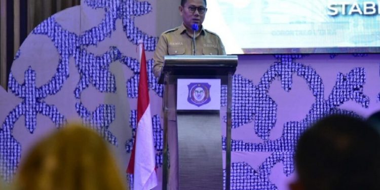 Penjabat Gubernur Gorontalo Hamka Hendra Noer saat memberikan sambutan pada Musyawarah Perencanaan Pembangunan (Musrenbang) dalam rangka penyusunan RKPD Provinsi Gorontalo tahun 2024 yang berlangsung di Hotel Aston, Kota Gorontalo, Senin (10/4/2023). (Foto – Fikry)