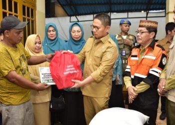 Penjabat Gubernur Gorontalo Hamka Hendra Noer didampingi istri yang juga Ketua TP-PKK Provinsi Gorontalo drg. Gamaria Purnamawati Monoarfa, saat menyerahkan bantuan korban kebakaran di Kelurahan Tamalate, Kecamatan Kota Timur, Kota Gorontalo, Senin (10/4/2023). Foto – Fikry