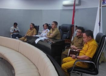 Dipimpin Penjabat Gubernur Hamka Hendra Noer, saat menggelar rapat secara virtual bersama Menteri Perhubungan (Menhub) Budi Karya Sumadi, dari ruang Command Centre Kantor Gubernuran, Selasa (11/4/2023). Foto – Roman