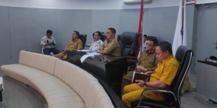 Dipimpin Penjabat Gubernur Hamka Hendra Noer, saat menggelar rapat secara virtual bersama Menteri Perhubungan (Menhub) Budi Karya Sumadi, dari ruang Command Centre Kantor Gubernuran, Selasa (11/4/2023). Foto – Roman