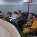 Dipimpin Penjabat Gubernur Hamka Hendra Noer, saat menggelar rapat secara virtual bersama Menteri Perhubungan (Menhub) Budi Karya Sumadi, dari ruang Command Centre Kantor Gubernuran, Selasa (11/4/2023). Foto – Roman
