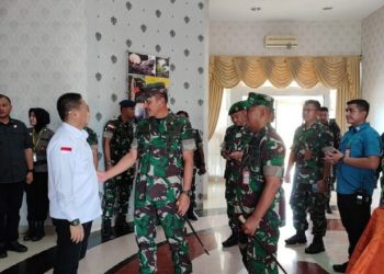 Penjagub Gorontalo Hamka Hendra Noer meninjau ruang VIP terminal lama Bandara Djalaludin Gorontalo yang akan digunakan untuk menyambut Wapres Ma’ruf Amin, Rabu (12/4/2023)