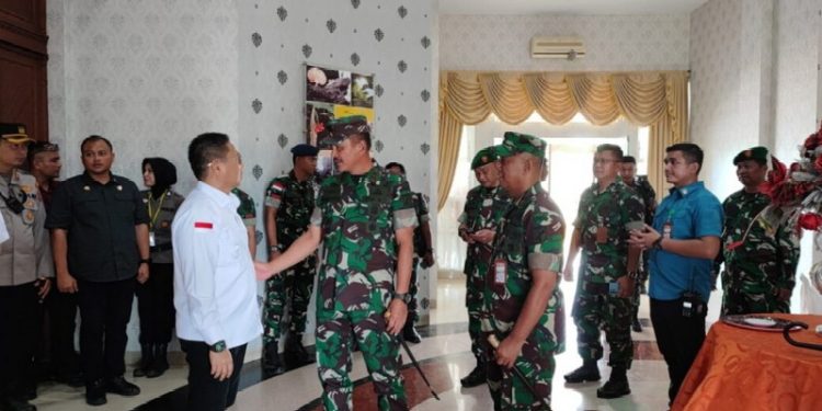 Penjagub Gorontalo Hamka Hendra Noer meninjau ruang VIP terminal lama Bandara Djalaludin Gorontalo yang akan digunakan untuk menyambut Wapres Ma’ruf Amin, Rabu (12/4/2023)
