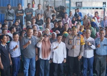 Foto: Bupati Nelson bersama Kapolres Gorontalo, Sekda, Pimpinan OPD usai melakukan tatap muka

dengan ratusan kariyawan PT. Tri Jaya Tangguh Dok: Kominfo Kab Gorontalo.