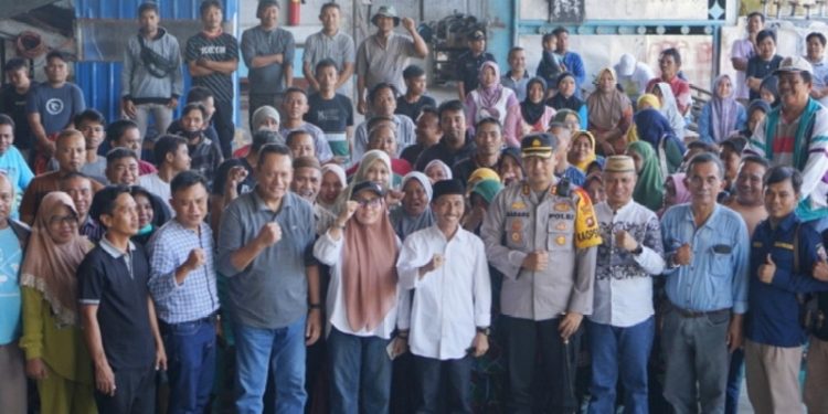 Foto: Bupati Nelson bersama Kapolres Gorontalo, Sekda, Pimpinan OPD usai melakukan tatap muka
dengan ratusan kariyawan PT. Tri Jaya Tangguh Dok: Kominfo Kab Gorontalo.