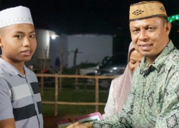 Imam yang memimpin qiyamullail selama bulan suci Ramadhan di Masjid Quba, Desa Dulohupa, Kecamatan Telaga, beroleh piagam penghargaan dari Sekretaris Daerah Kabupaten Gorontalo Roni Sampir.