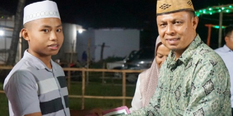 Imam yang memimpin qiyamullail selama bulan suci Ramadhan di Masjid Quba, Desa Dulohupa, Kecamatan Telaga, beroleh piagam penghargaan dari Sekretaris Daerah Kabupaten Gorontalo Roni Sampir.