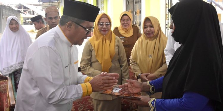 Wali Kota Gorontalo serahkan santunan ramadan ke panti asuhan