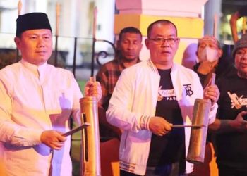Ketua Fraksi Golkar, Fikram Salilama (kanan) bersama Penjabat Gubernur Gorontalo, Hamka Hendra Noer (kiri) (Foto: Facebook @Lensa Fahrudin Salilama)
