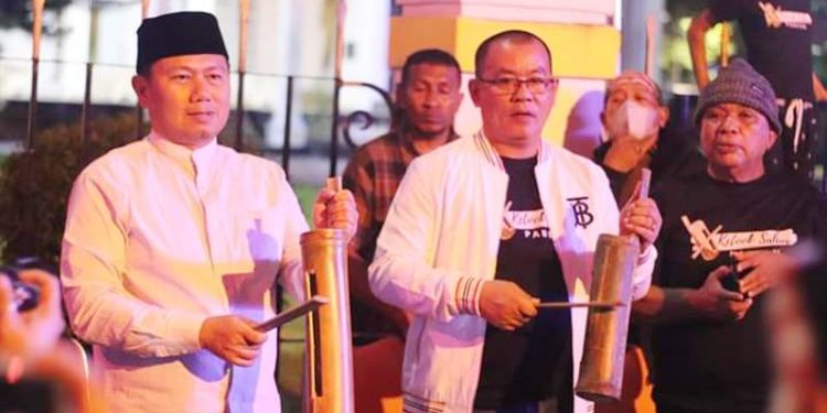 Ketua Fraksi Golkar, Fikram Salilama (kanan) bersama Penjabat Gubernur Gorontalo, Hamka Hendra Noer (kiri) (Foto: Facebook @Lensa Fahrudin Salilama)