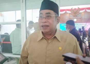 Anggota DPRD Provinsi Gorontalo, Adhan Dambea saat diwawancarai awak media mengenai evaluasi dewan terhadap pertanggungjawab pemprov tentang pengerjaan Kanal Tanggidaa, Senin (3/4/2023) (muhajir/gopos)