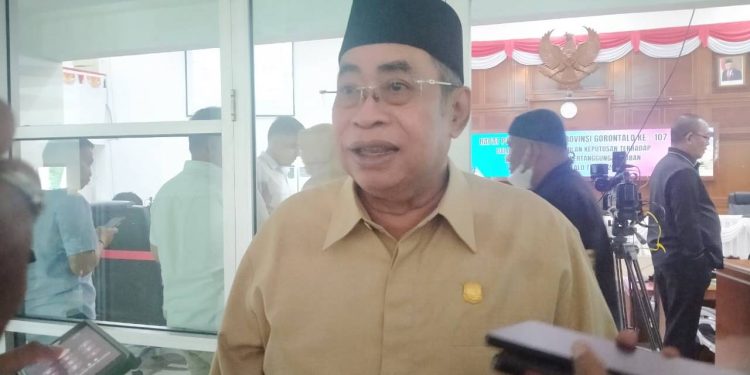 Anggota DPRD Provinsi Gorontalo, Adhan Dambea saat diwawancarai awak media mengenai evaluasi dewan terhadap pertanggungjawab pemprov tentang pengerjaan Kanal Tanggidaa, Senin (3/4/2023) (muhajir/gopos)