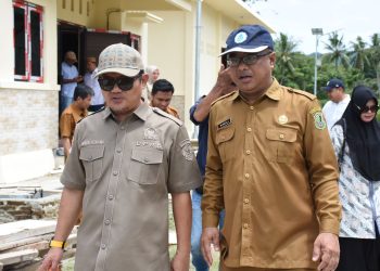 Anggota DPRD kota Gorontalo, Irwan Hunawa saat melakukan kunjungan lapangan ke jalan Nani Wartabone eks Panjaitan, Kota Gorontalo. Senin (3/4/2023). (F. Humas)