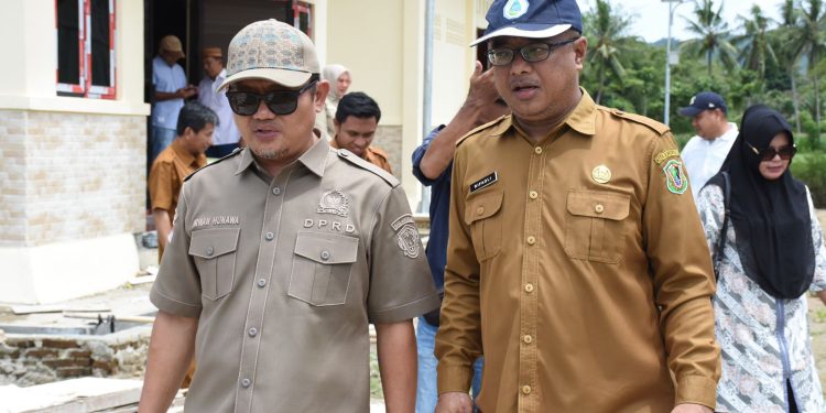 Anggota DPRD kota Gorontalo, Irwan Hunawa saat melakukan kunjungan lapangan ke jalan Nani Wartabone eks Panjaitan, Kota Gorontalo. Senin (3/4/2023). (F. Humas)