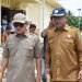 Anggota DPRD kota Gorontalo, Irwan Hunawa saat melakukan kunjungan lapangan ke jalan Nani Wartabone eks Panjaitan, Kota Gorontalo. Senin (3/4/2023). (F. Humas)