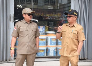 Anggota DPRD kota Gorontalo, Irwan Hunawa saat mengunjungi proyek pekerjaan kawasan pertokoan, kota Gorontalo. Senin (3/4/2023). (F. Humas)