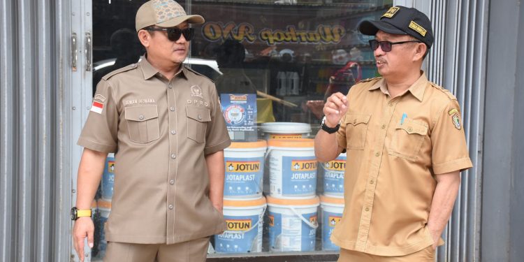 Anggota DPRD kota Gorontalo, Irwan Hunawa saat mengunjungi proyek pekerjaan kawasan pertokoan, kota Gorontalo. Senin (3/4/2023). (F. Humas)