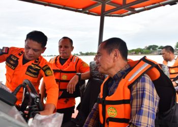 Bupati Pohuwato Saipul Mbuinga didampingi Kepala Kantor Pencarian dan Pertolongan Gorontalo Heriyanto saat mencoba RIB yang merupakan bantuan dari pemerintah pusat, Selasa (4/4/2023). (F. Humas)