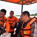 Bupati Pohuwato Saipul Mbuinga didampingi Kepala Kantor Pencarian dan Pertolongan Gorontalo Heriyanto saat mencoba RIB yang merupakan bantuan dari pemerintah pusat, Selasa (4/4/2023). (F. Humas)