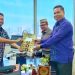 Wakil Ketua DPRD Provinsi Gorontalo, Awaludin Paweni dan Sekretarias Dewan, Sudarman Samad meyerahkan tiga nama calon Penjabat Gubernur Gorontalo Ke Kemendagri, Kamis (6/4/2023) di Jakarta. (humas/deprov)