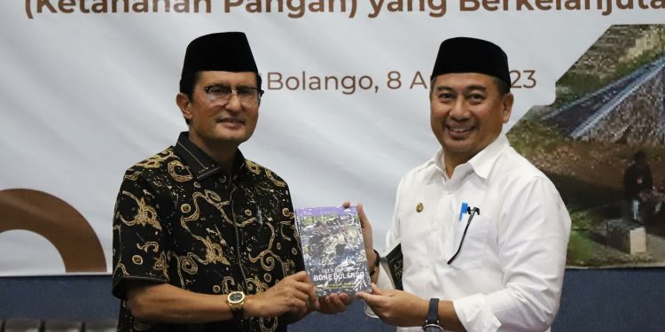 Hamim Pou dan Fadel Muhammad saling bertukar buku pada Pada kegiatan Workshop Evaluasi Pengelolaan Keuangan dan Pembangunan Desa yang digelar di Kabupaten Bone Bolango kemarin. (Foto Cila/Prokopim)