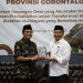 Hamim Pou dan Fadel Muhammad saling bertukar buku pada Pada kegiatan Workshop Evaluasi Pengelolaan Keuangan dan Pembangunan Desa yang digelar di Kabupaten Bone Bolango kemarin. (Foto Cila/Prokopim)