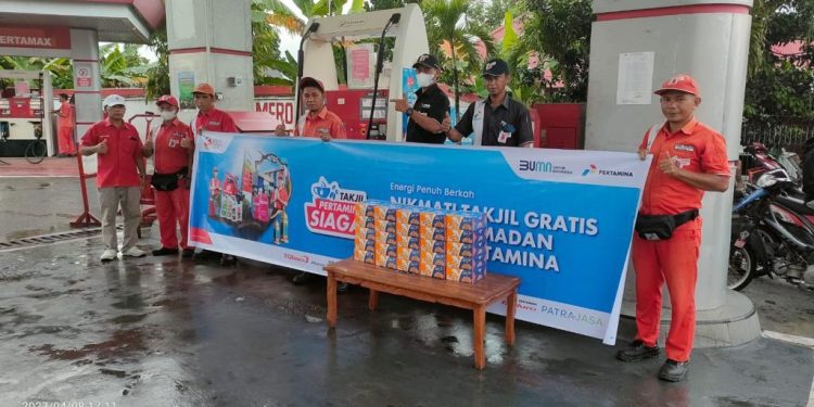 Sejumlah SPBU di Sulawesi turut membagikan takjil selama periode Satgas Ramadhan-Idul Fitri.(F. Pertamina)