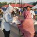 Pemilik PT. Azwa Utama Rakhmatiyah Deu saat membagikan paket makanan di Ulahuta, Kecamatan Kabila, Kabupaten Bone Bolango, Ahad (9/4/2023) (muhajir/gopos)