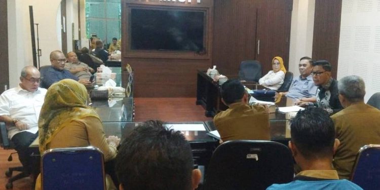 Pembahasan mengenai seleksi jabatan sekda antara Komisi I DPRD Provinsi Gorontalo dan Badan Kepegawaian, Pemprov Gorontalo, Senin (10/4/2023) (muhajir/gopos)