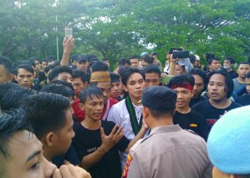 Suasana ketegangan mahasiswa dan aparat keamanan saat unjuk rasa menolak UU Cipta Kerja di DPRD Provinsi Gorontalo, Senin (10/4/2023). (F. Muhajir)