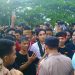 Suasana ketegangan mahasiswa dan aparat keamanan saat unjuk rasa menolak UU Cipta Kerja di DPRD Provinsi Gorontalo, Senin (10/4/2023). (F. Muhajir)
