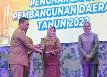 Wakil Bupati Pohuwato, Suharsi Igirisa menerima PPD Tingkat Provinsi Gorontalo dari PJ Gubernur Gorontalo, Hamka Hendra Nur, di Aston Hotel Kota Gorontalo, Senin 10/04/2023 (F Humas Pohuwato)