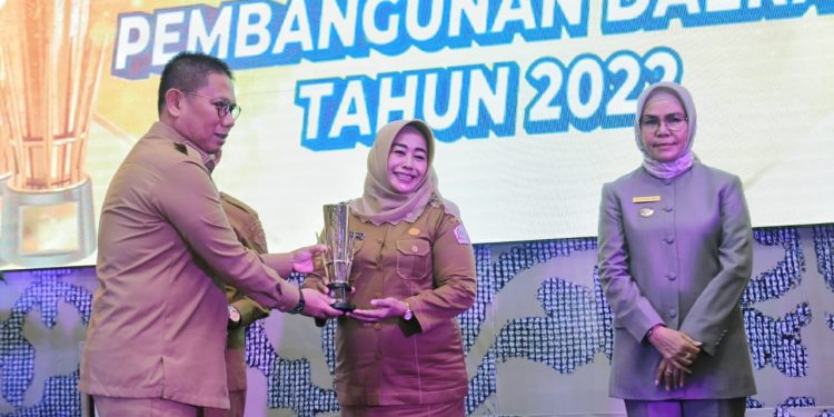 Wakil Bupati Pohuwato, Suharsi Igirisa menerima PPD Tingkat Provinsi Gorontalo dari PJ Gubernur Gorontalo, Hamka Hendra Nur, di Aston Hotel Kota Gorontalo, Senin 10/04/2023 (F Humas Pohuwato)