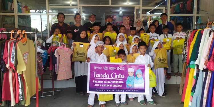 Kebahagiaan anak-anak dan kaum dhuafa saat diajak berbelanja pakaian lewat program peduli sesama umat, di salah satu toko yang ada di Marisa, Selasa 11/04/2023 (F Azhar)