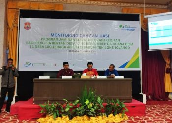Sekda Ishak Ntoma saat memberikan arahan kepada para camat pada kegiatan Monitoring dan Evaluasi Program Jaminan Sosial Ketenagakerjaan 1 Desa 100 Pekerja Rentan yang Bersumber dari Dana Desa di Grand Q Hotel Kota Gorontalo, Kamis (13/4/2023). (Foto AKP)