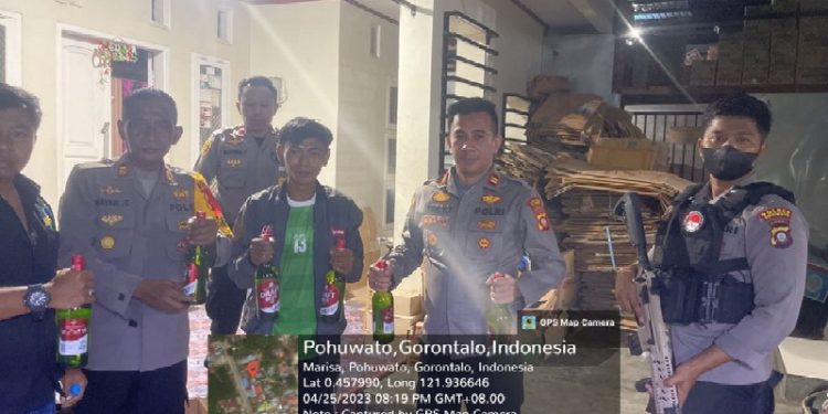 Kepolisian Resor Pohuwato melakukan Razia minuman keras (Miras) diwilayah hukum Polres Pohuwato Selasa, (25/04/2023). (Foto: Istimewa)