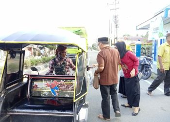 Pemerintah Kecamatan Buntulia Membagikan Takjil Puasa Kepada Pengendara dan Masyarakat, di jl trans Sulawesi, di desa Buntulia Utara, Kecamatan Buntulia, Pohuwato, Kamis (13/4/2023).  (Yusuf/Gopos)